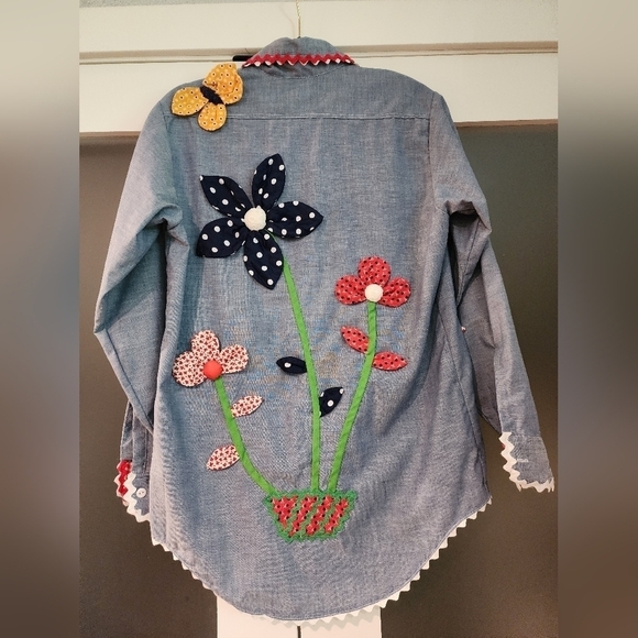 Vtg 70s Chambray Denim button down shirt with Patchwork flowers and butterfly - Picture 6 of 14